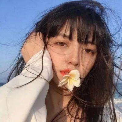 惠州老师身穿红衣为高考学子送祝福